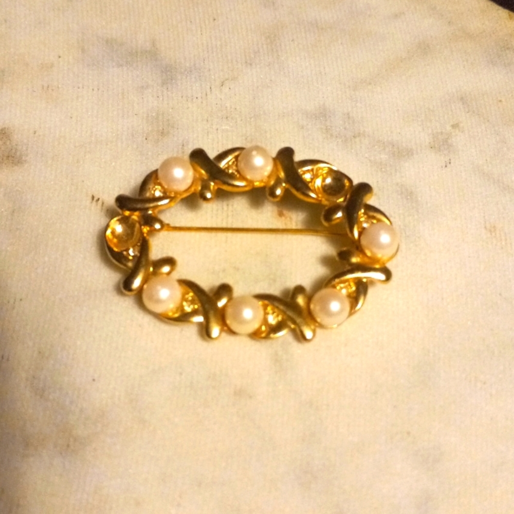 Gold and pearl ladies pin or brooches